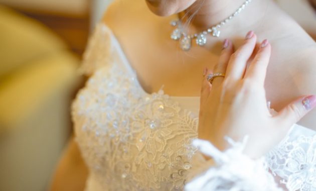 What Jewelry to Wear With a Wedding Dress