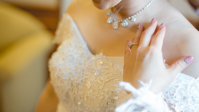 What jewelry to wear with a wedding dress